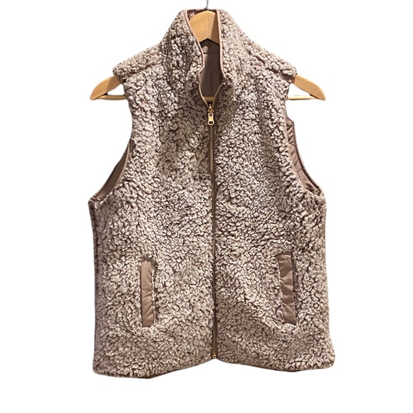 Thread and Supply Reversible Quilted and Sherpa Lined Vest - Picture 3 of 10